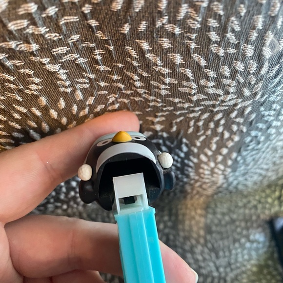 PEZ Blue Penguin Dispenser - Picture 4 of 4